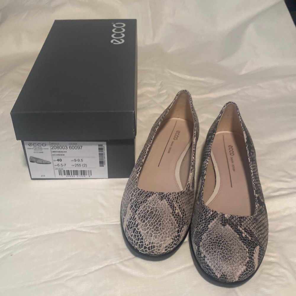 Ecco Ballerina Flat - Anine!  Size EU40 or US9-9.5. Limestone/Black. Never Worn